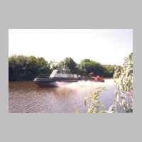 104-1058 Der Pregel bei Stobingen. Eine Seltenheit, ein Motorboot auf dem Fluss, der fast versandet ist..jpg